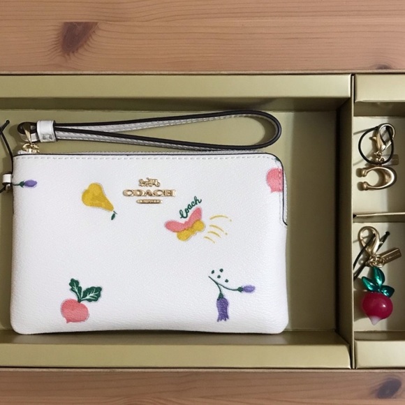 🥕 🦋Coach Boxed Corner Zip Wristlet with Dreamy Vegetable and Butterfly Print - Picture 2 of 7